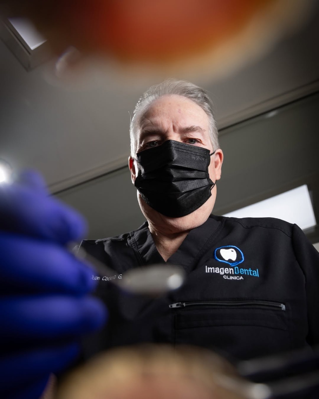 El Dr. Cadena realizando un procedimiento dental