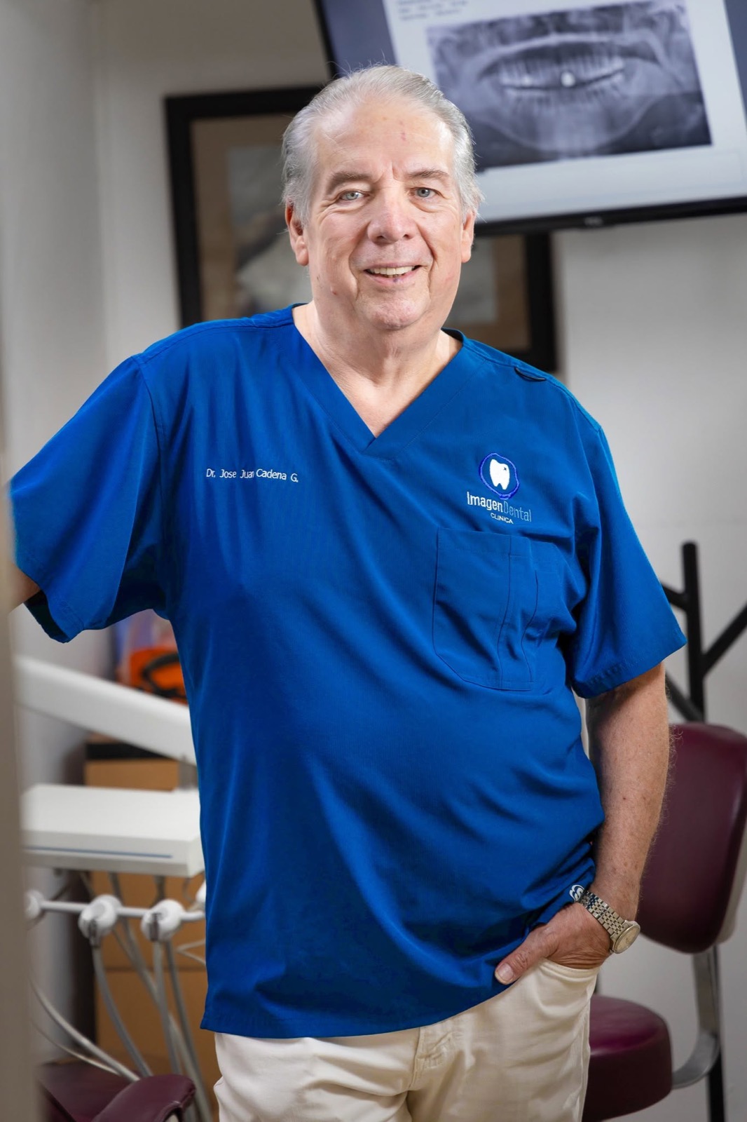 Dr. Cadena en la clínica Imagen Dental