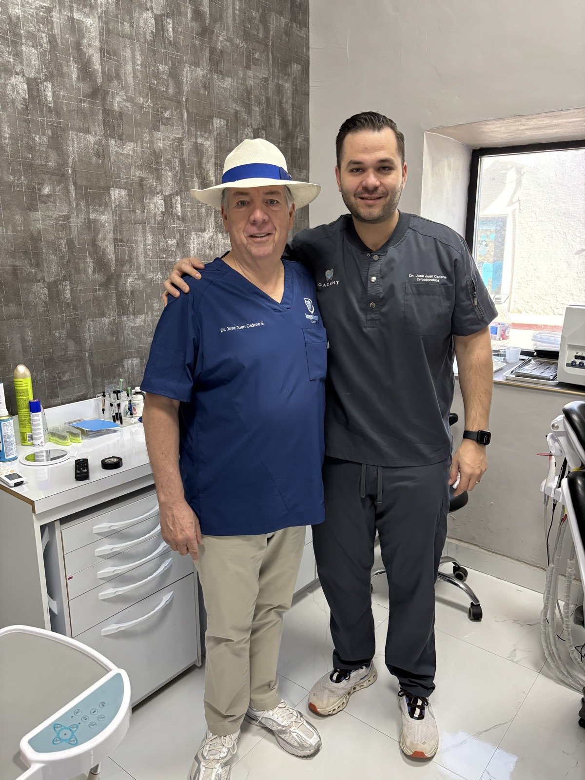 El Dr. José Juan Cadena Garza junto a su hijo, ortodoncista