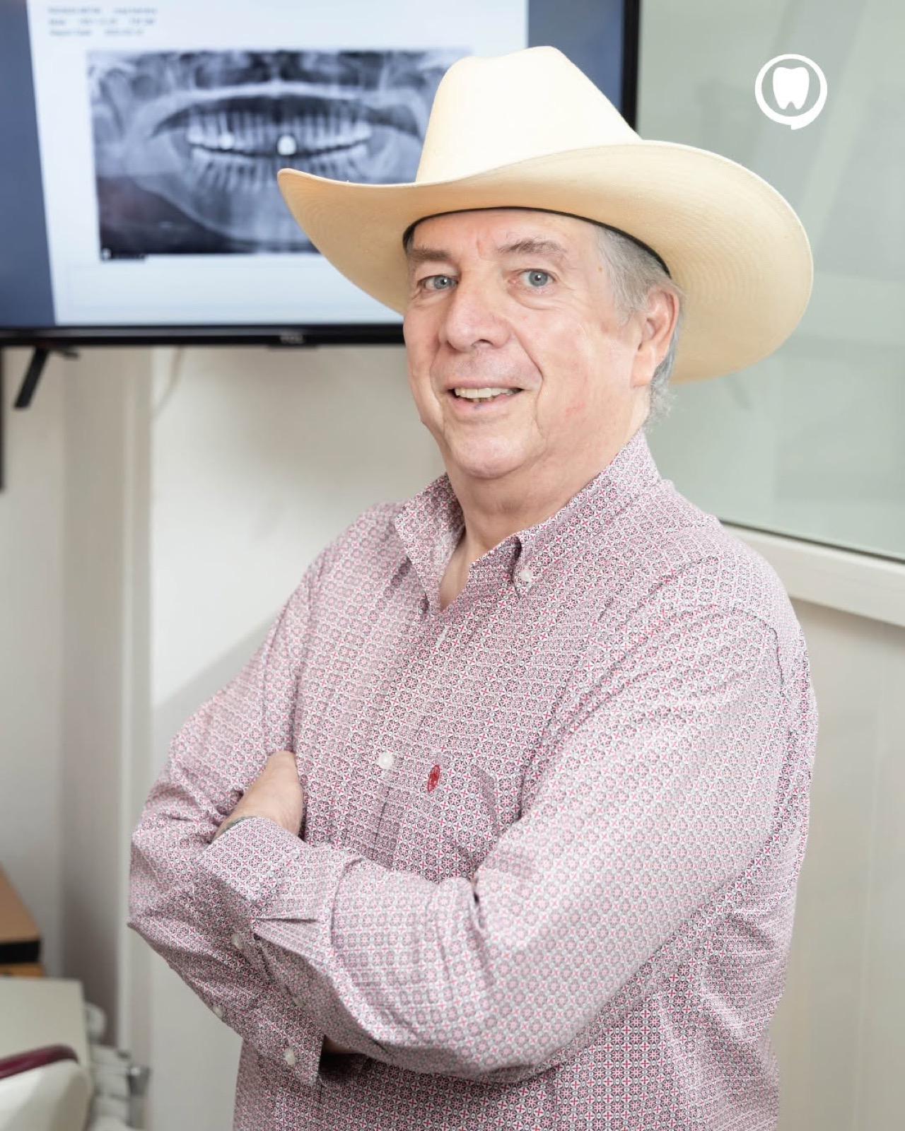 Dr. José Juan Cadena Garza con radiografía panorámica
