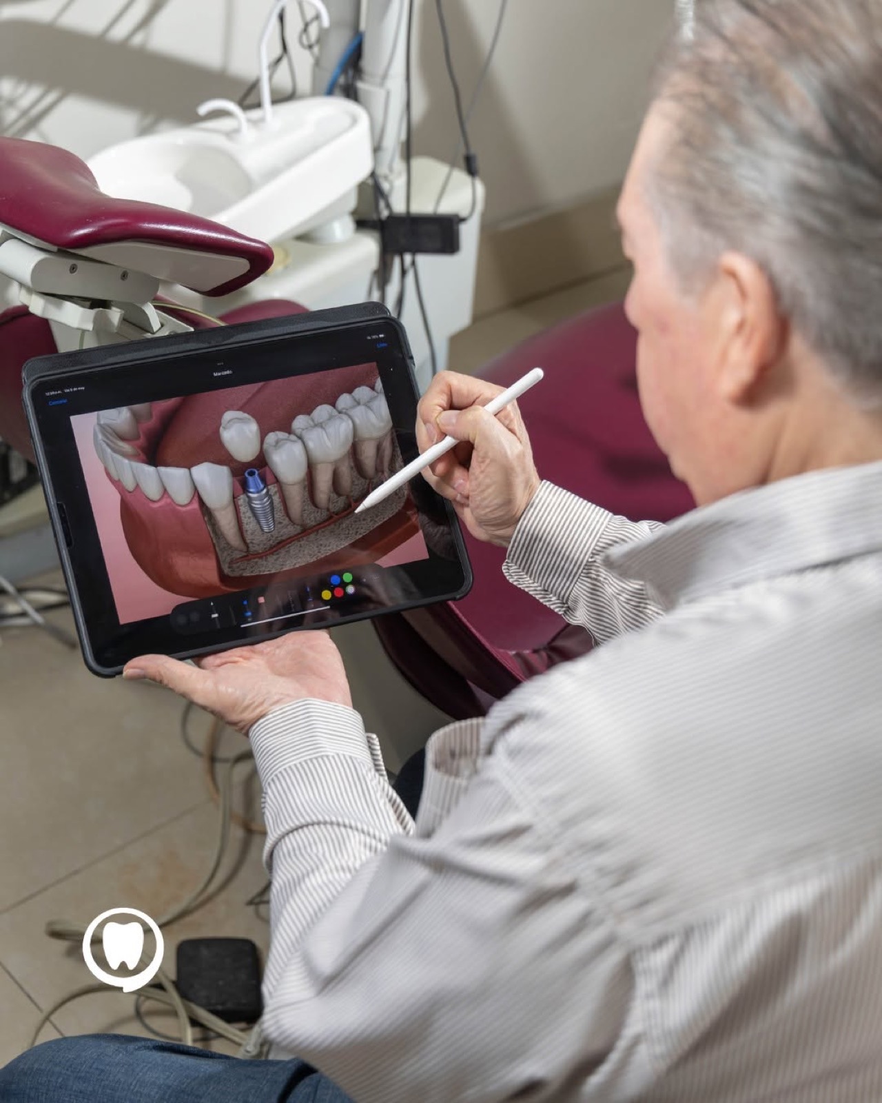 El Dr. Cadena explica un implante dental en tablet
