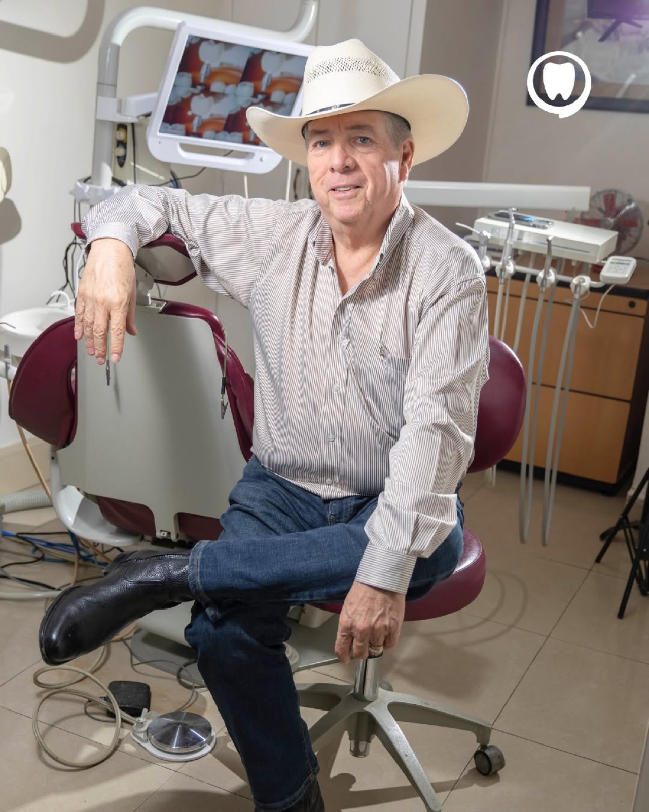 Dr. Cadena en su consultorio de Imagen Dental
